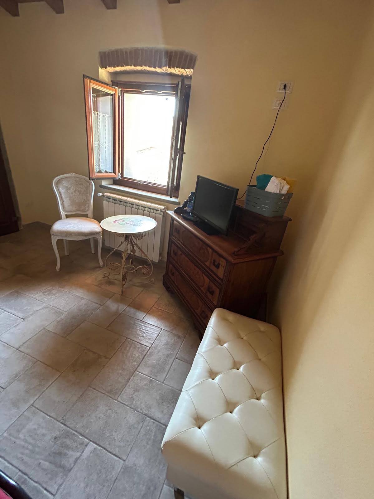 Camera accogliente con letto e luce calda
