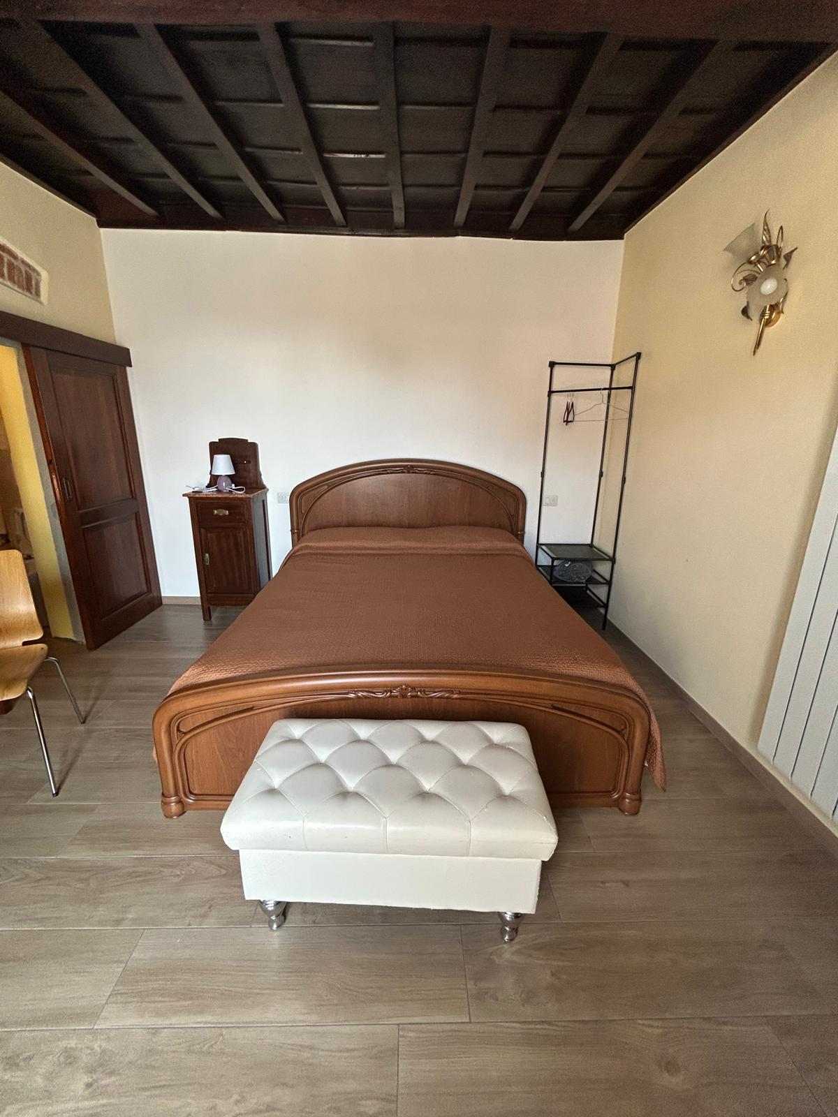 Camera ordinata con letto e finestra